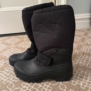 Men’s size 10 Mountaineer Tundra snow boots very very lightly worn.